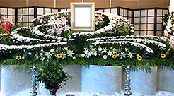一般葬とは、親族、友人、会社関係、町内会等、故人またはそのご家族が、関わりあった方々とお別れを告げる一般的に行われている葬儀です。
